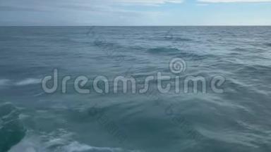 空中海浪平静和飞溅，摄像机锁定在纯<strong>净水</strong>面上